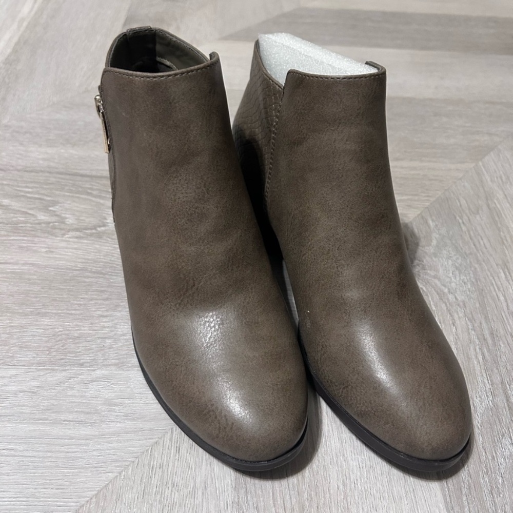 Grey Taupe Ankle Booties Size 6.5 Low Heel Zip Booties Neutral Spring Shoes